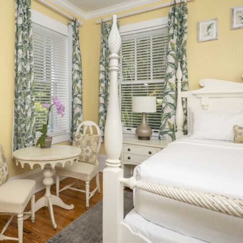 Deluxe Room 1 King Banana Wild Bedroom